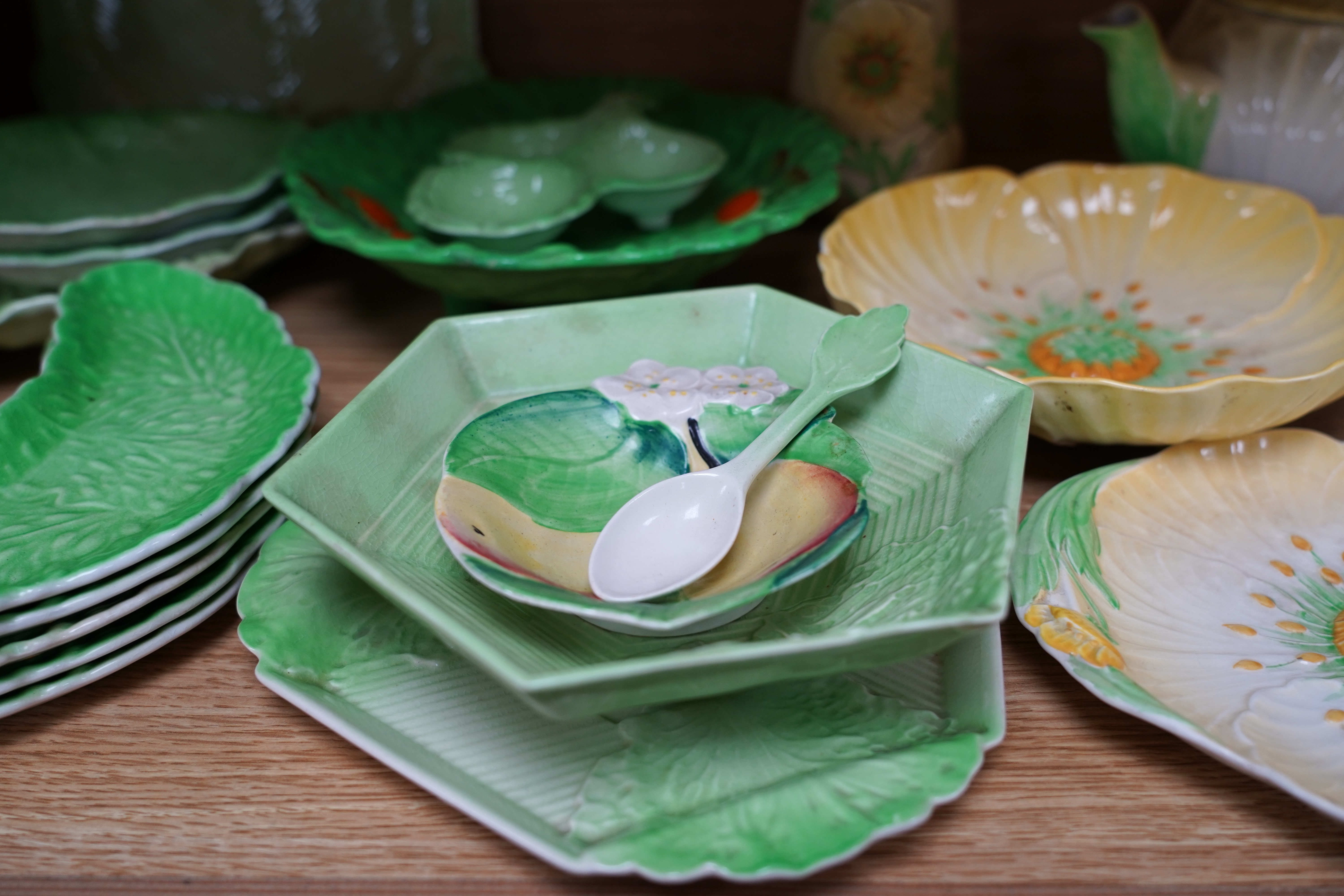 A collection of Carltonware cabbage pattern dinner wars